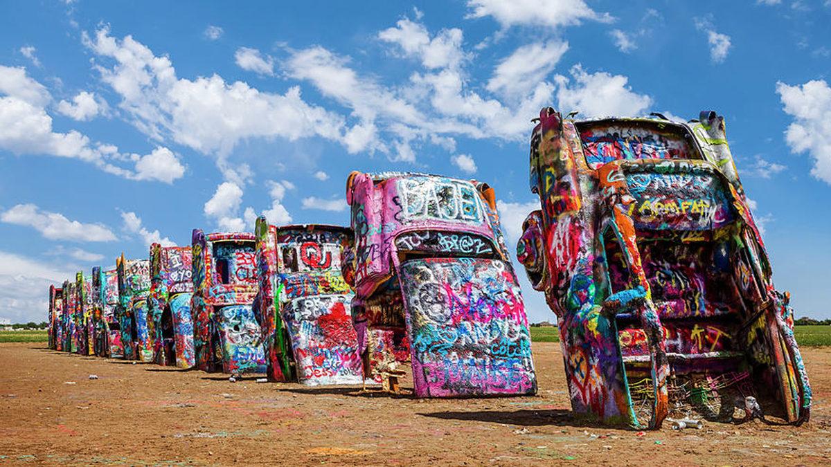 Teksas’ta Tarlanın Ortasına Gömülmüş Bu Cadillac’ların Orada İşi Ne? “Arabalar” Filmiyle de Bir İlgisi Var!