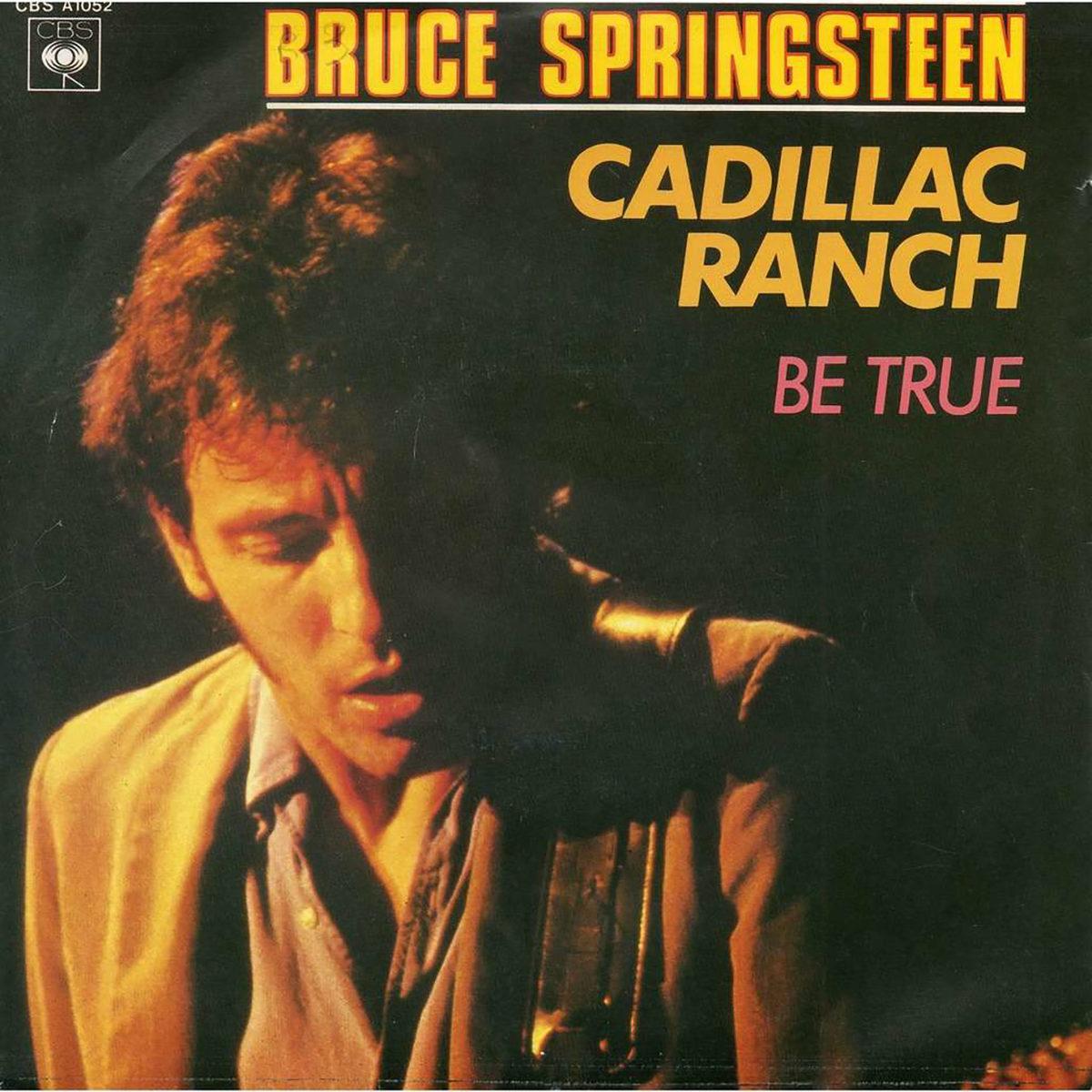 Teksas’ta Tarlanın Ortasına Gömülmüş Bu Cadillac’ların Orada İşi Ne? “Arabalar” Filmiyle de Bir İlgisi Var!