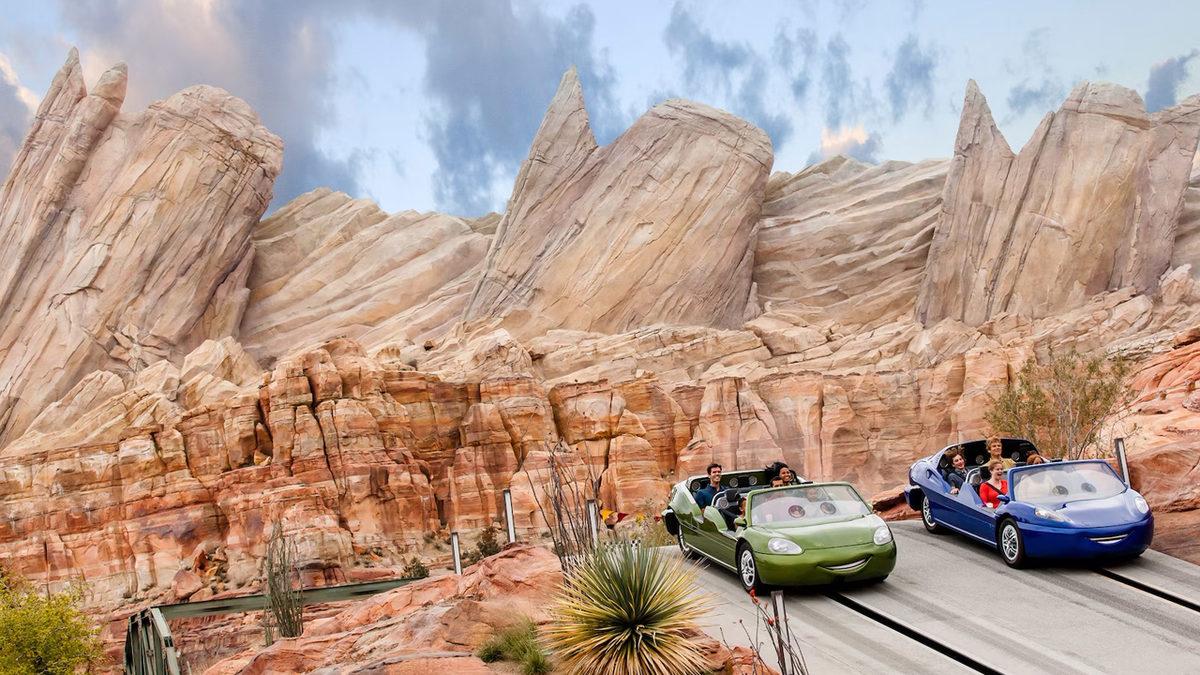 Teksas’ta Tarlanın Ortasına Gömülmüş Bu Cadillac’ların Orada İşi Ne? “Arabalar” Filmiyle de Bir İlgisi Var!