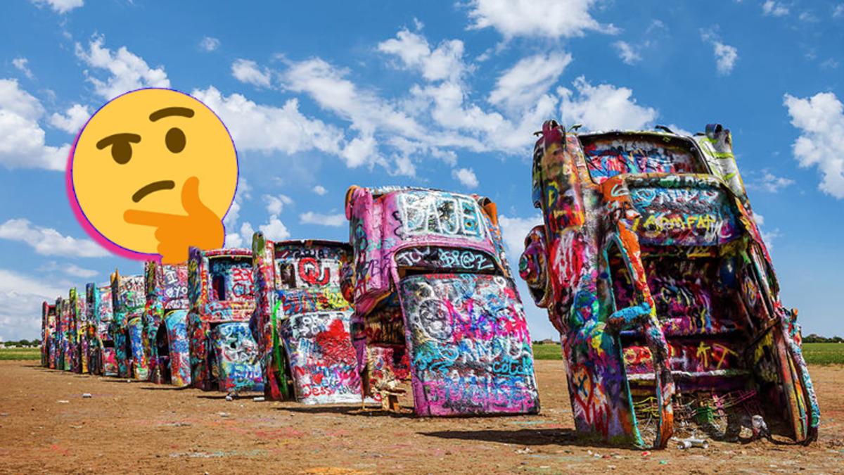 Teksas’ta Tarlanın Ortasına Gömülmüş Bu Cadillac’ların Orada İşi Ne? “Arabalar” Filmiyle de Bir İlgisi Var!