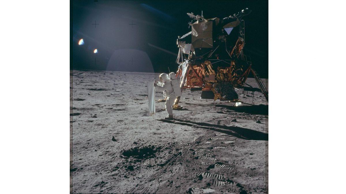 Astronotlar Ay’a Neden Kakalarını Bırakıyor? Hayır, Tuvaletleri Geldiği İçin Değil!