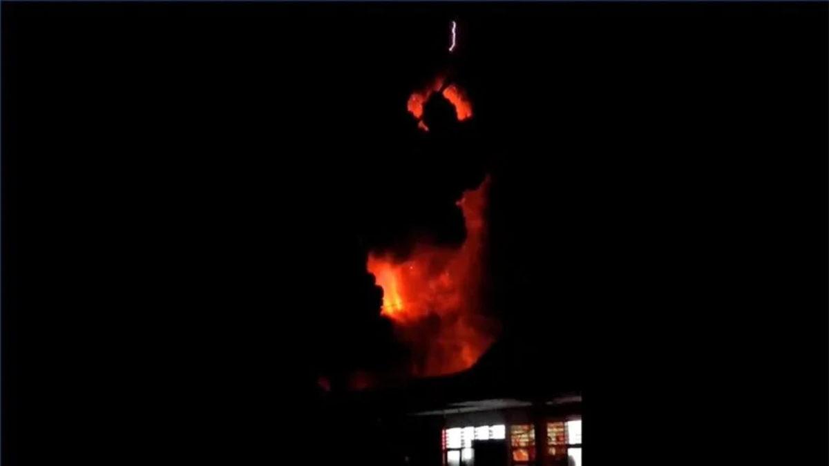 Endonezya’daki Volkanik Patlama Binlerce Kişiyi Yerinden Etti