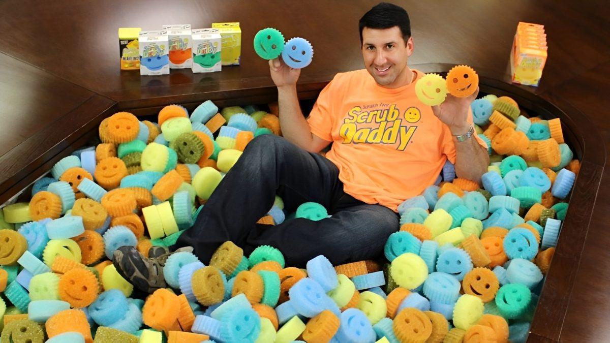 Gülen Suratlı Bulaşık Süngeri Satarak Yılda 82 Milyon Dolar Kazanan Adamla Tanışın: Peki Bunu Nasıl Başardı?