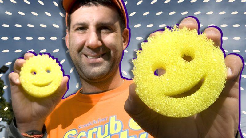 Gülen Suratlı Bulaşık Süngeri Satarak Yılda 82 Milyon Dolar Kazanan Adamla Tanışın: Peki Bunu Nasıl Başardı?