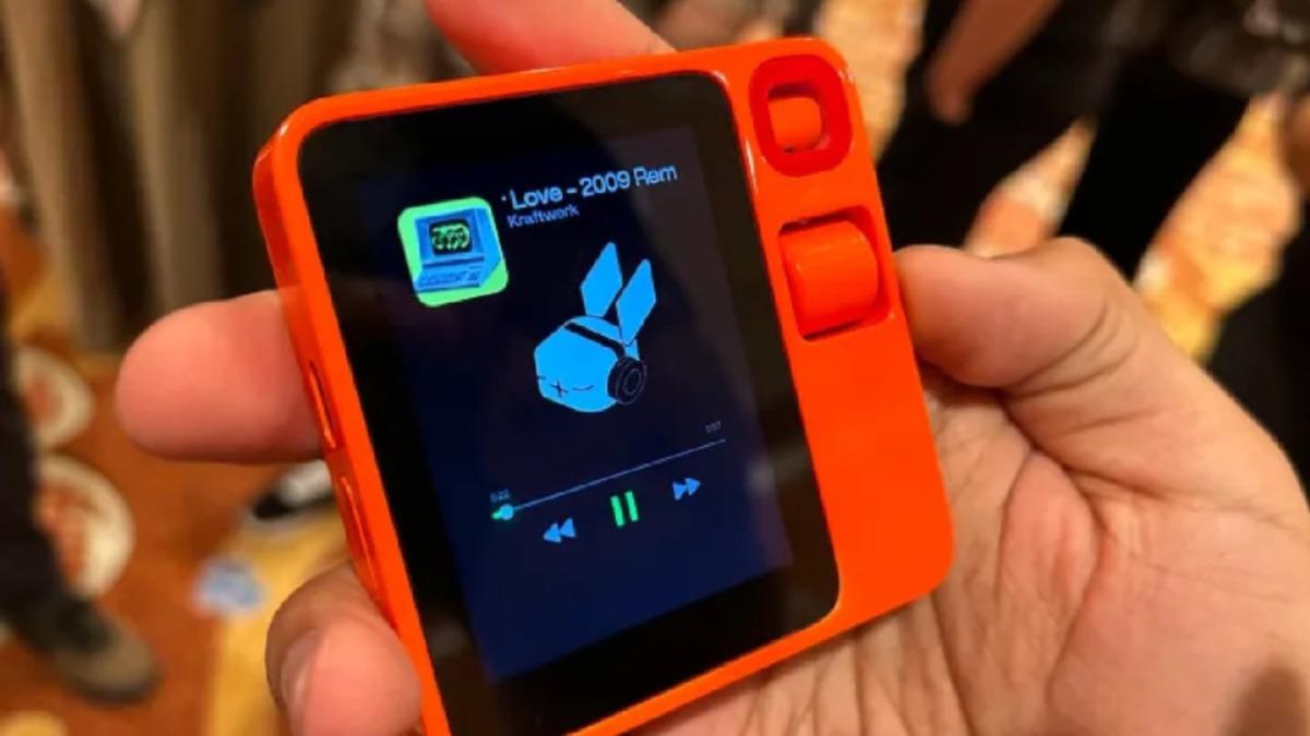 CES 2024’ün Yıldızı, Yapay Zekâ Destekli Asistan Rabbit R1 Çıktı: İşte İlk İzlenimler