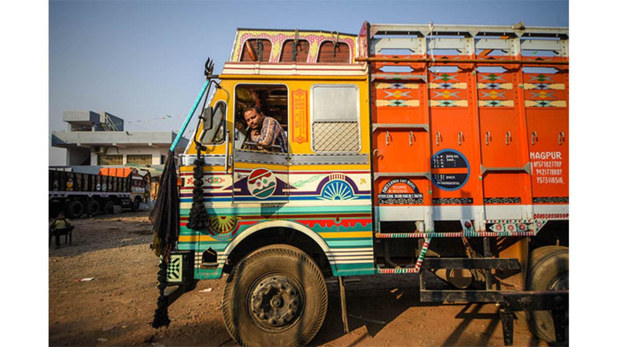 Hindistan’ın Kamyonları Neden Diğer Kamyonlara Benzemeyecek Kadar Süslü ve Renkli?