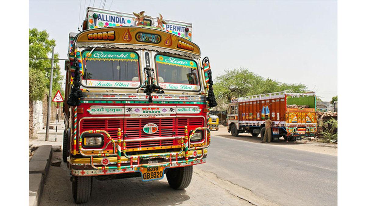 Hindistan’ın Kamyonları Neden Diğer Kamyonlara Benzemeyecek Kadar Süslü ve Renkli?