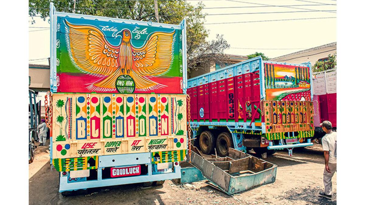 Hindistan’ın Kamyonları Neden Diğer Kamyonlara Benzemeyecek Kadar Süslü ve Renkli?