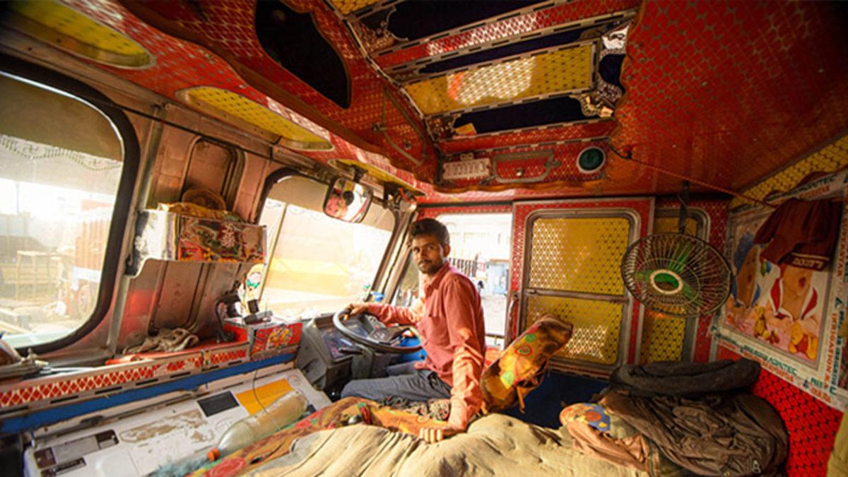 Hindistan’ın Kamyonları Neden Diğer Kamyonlara Benzemeyecek Kadar Süslü ve Renkli?