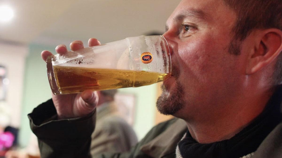 Alkol Aldıktan Sonra Neden Bazı İnsanların Yüzü Domates Gibi Kızarır? Sebebi Ortamlarda Gülüp Geçilecek Kadar Eğlenceli Değil!