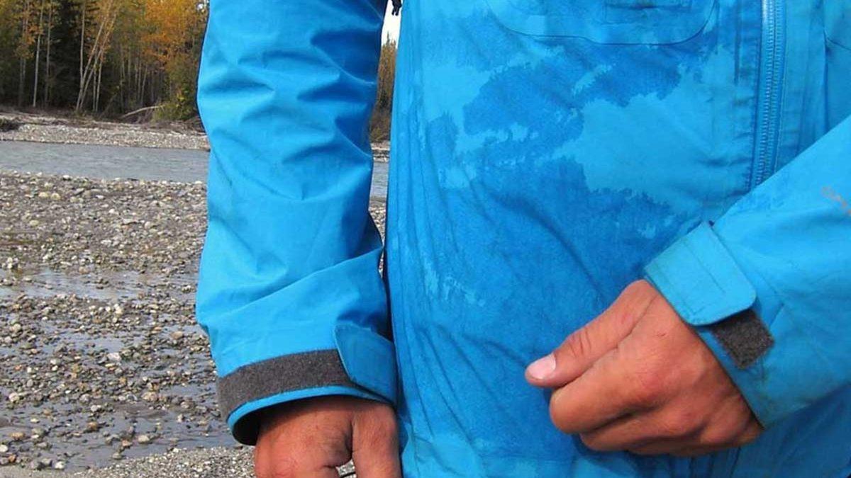 Suyun Rengi Olmamasına Rağmen Döküldüğü Yeri Nasıl Koyu Yapıyor? Cevabı Öğrenince Gördüğünüz Her Renkten Şüphe Duyabilirsiniz!