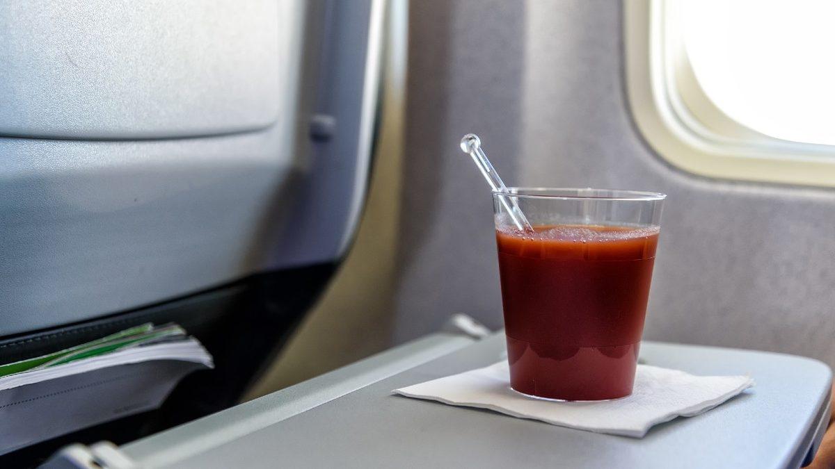 Uçaklarda Özellikle ’Domates Suyu’ Satılmasının Sebebini Öğrenince Bir Sonraki Yolculuğunuzda Siz de Sipariş Edeceksiniz!