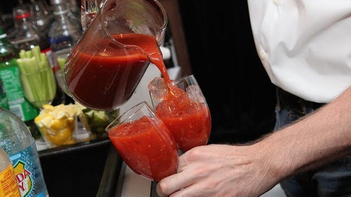Uçaklarda Özellikle ’Domates Suyu’ Satılmasının Sebebini Öğrenince Bir Sonraki Yolculuğunuzda Siz de Sipariş Edeceksiniz!