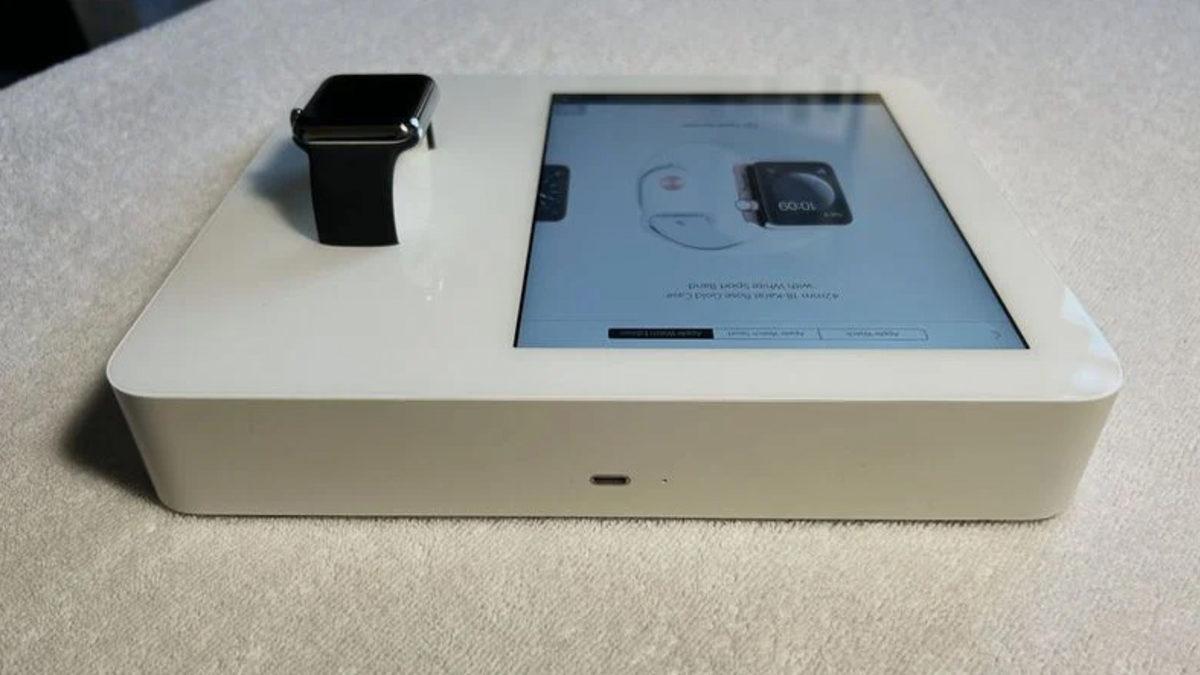 10 Yıl Önce Mağazalara Gönderilen Apple Watch Kiosku ile Tanışın: İmha Edilmiş Olması Gerekiyordu