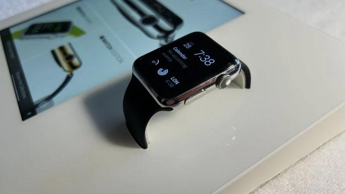 10 Yıl Önce Mağazalara Gönderilen Apple Watch Kiosku ile Tanışın: İmha Edilmiş Olması Gerekiyordu