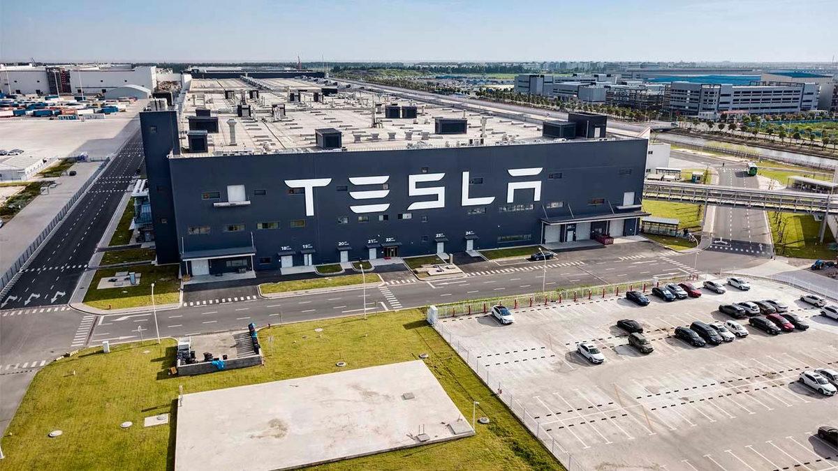 İşten Çıkarmalarla Gündeme Gelen Tesla’nın, Öğrencilerin Yaz Stajını da İptal Ettiği İddia Edildi