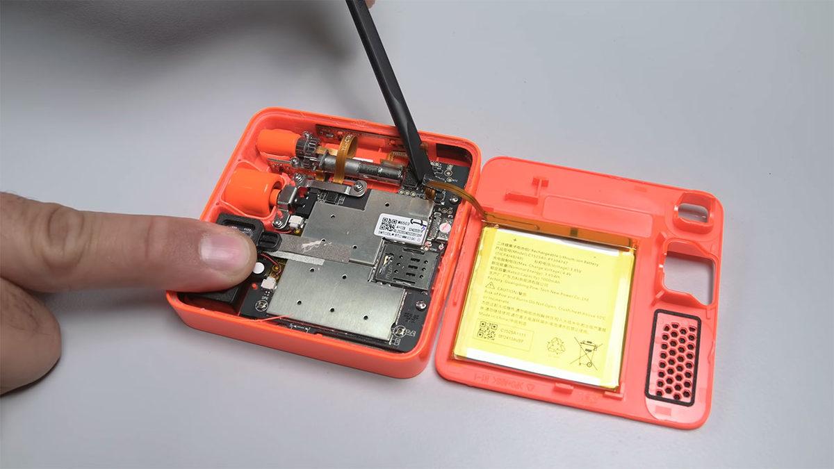 Gerçekten O Kadar Kötüler mi? Rabbit R1 ve Humane AI Pin, Parçalarına Ayrıldı