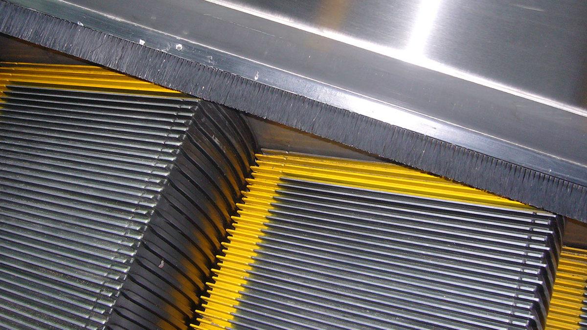 Yürüyen Merdivenlerdeki Bu Fırçaların Gerçek İşlevi (Ayakkabılarınızı Temizleyin Diye Değil)