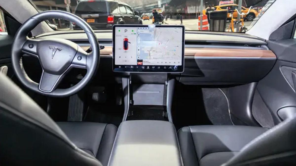 Tesla’nın Otomobilleri İçin Kendi Sesli Asistanı Üzerinde Çalıştığı Ortaya Çıktı