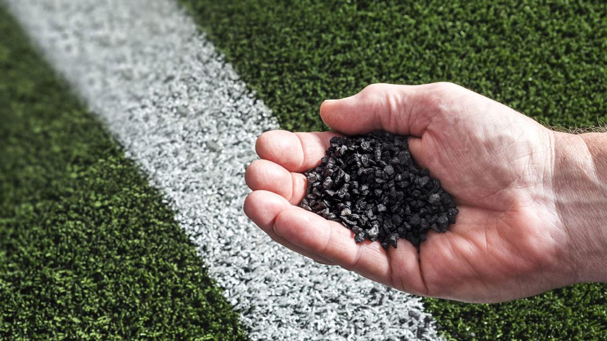 Halı Sahalarda Çimlerin Arasındaki Bu Küçük Siyah Parçacıklar Ne İşe Yarıyor? Amacını Öğrenince Ayakkabınızda Birikmesini Sorun Etmeyeceksiniz