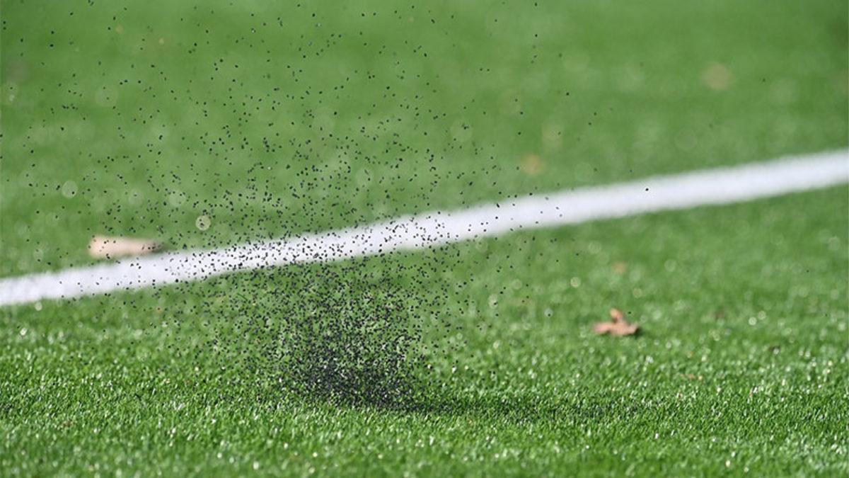 Halı Sahalarda Çimlerin Arasındaki Bu Küçük Siyah Parçacıklar Ne İşe Yarıyor? Amacını Öğrenince Ayakkabınızda Birikmesini Sorun Etmeyeceksiniz