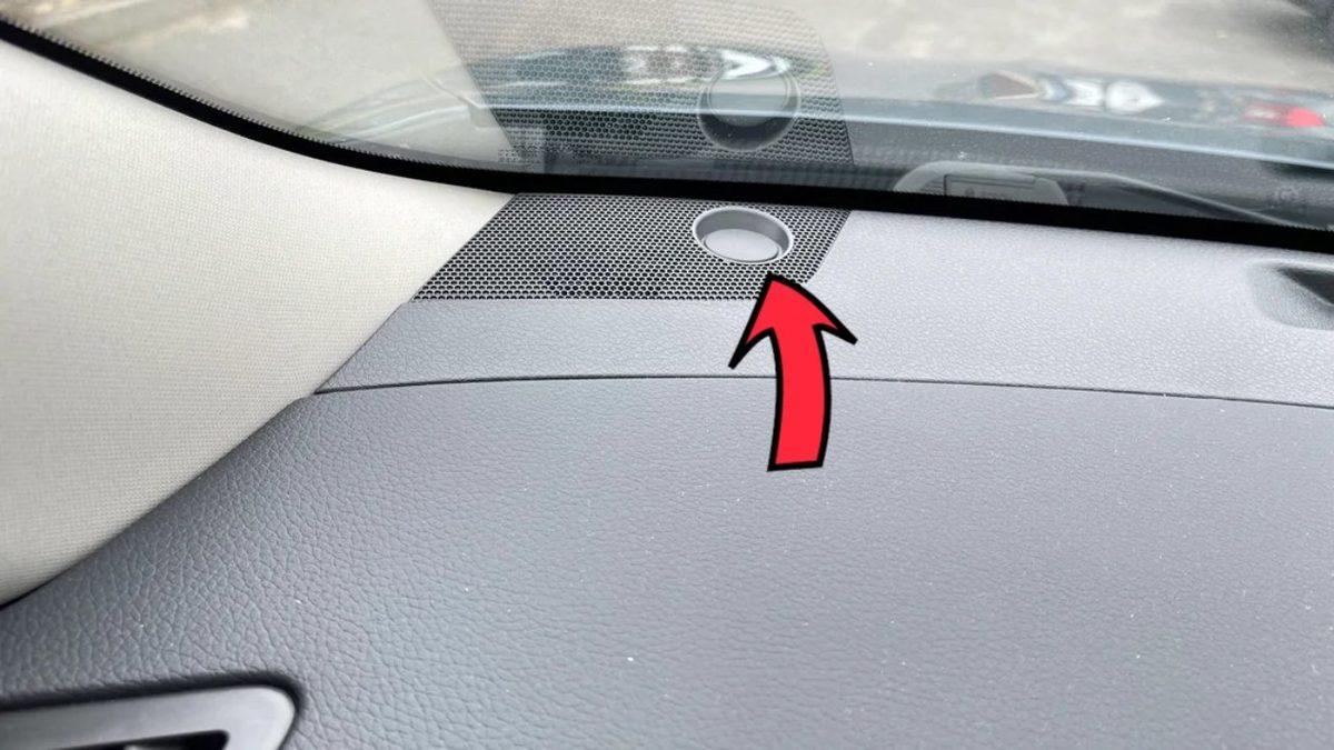 Araçların Ön Camlarının Altındaki Bu Dairesel Girinti/Çıkıntıların Ne İşe Yaradığını Öğrenince Mühendisleri Ayakta Alkışlayacaksınız!