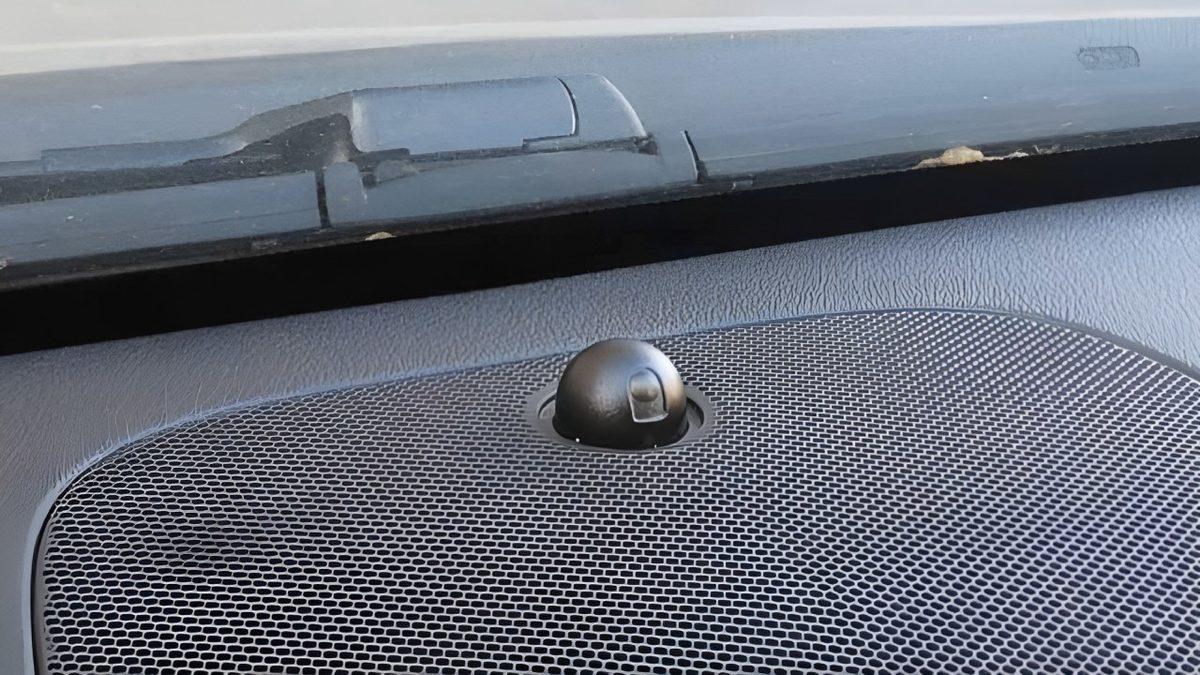 Araçların Ön Camlarının Altındaki Bu Dairesel Girinti/Çıkıntıların Ne İşe Yaradığını Öğrenince Mühendisleri Ayakta Alkışlayacaksınız!