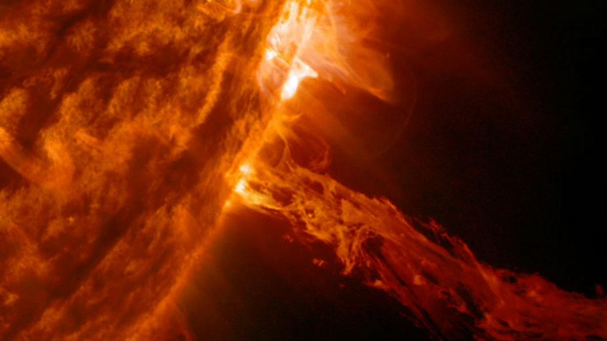 Güneş’te Üst Üste Güneş Patlamaları Yaşanıyor: 3 Ülkede Radyo Dalgaları Kesintiye Uğradı!