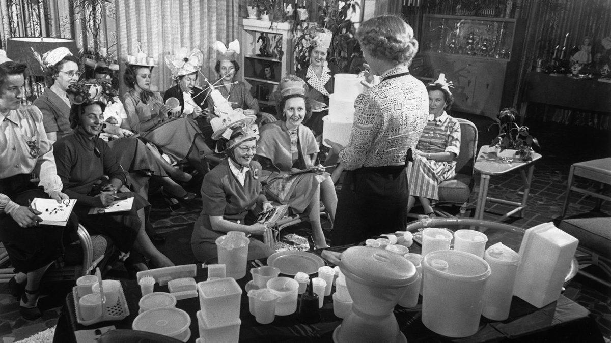 Tupperware’in İlginç Bir Stratejiyle Rüya Gibi Yükselişi ve Kadınların Yararına Değişen Bir Şeyle Dibe Çakılışı Nasıl Oldu?