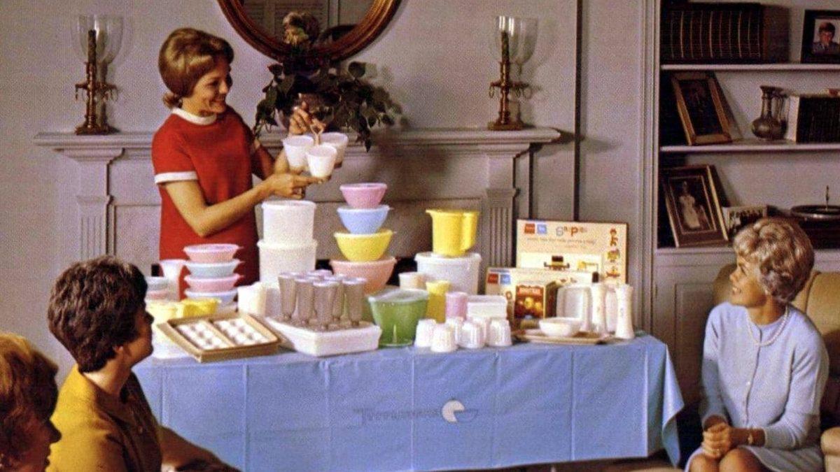 Tupperware’in İlginç Bir Stratejiyle Rüya Gibi Yükselişi ve Kadınların Yararına Değişen Bir Şeyle Dibe Çakılışı Nasıl Oldu?