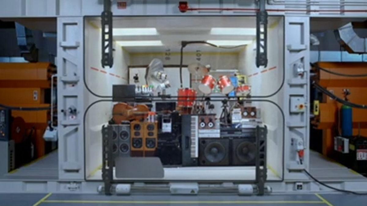 Apple’ın Çok Beğenilen Yeni iPad Pro Reklamı Çalıntı Çıktı: LG, Aynı Reklamı 15 Sene Önce Yapmıştı! [Video]