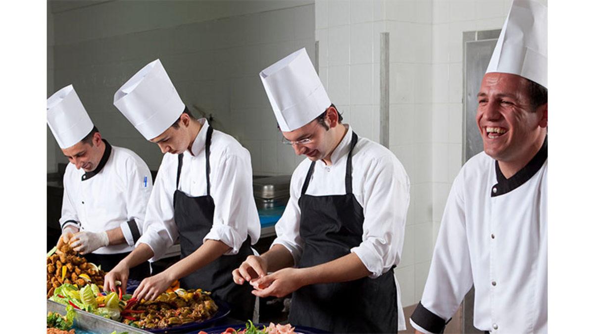 Aşçılar Neden Farklı Uzunluklardaki Bu Şapkaları Takıyor? Sebebini Öğrenince İştahınız Açılacak!