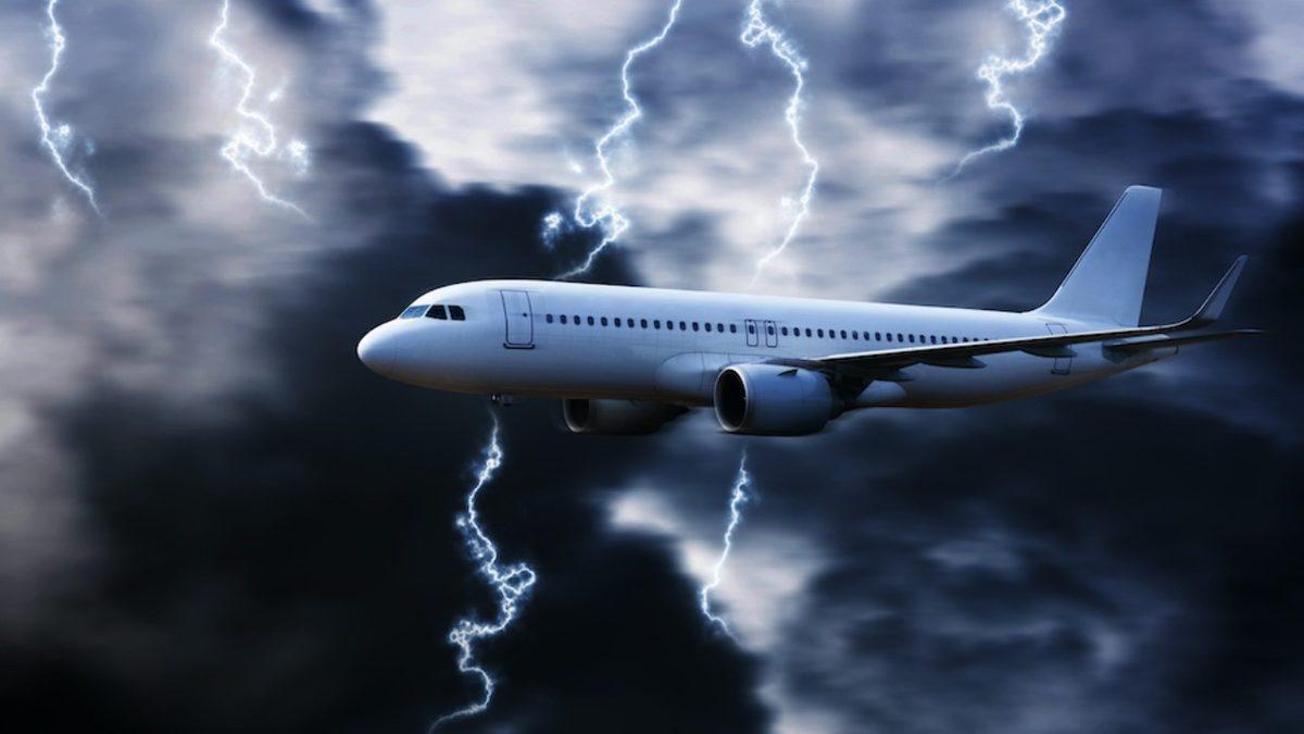 Bir Uçağa Yıldırım Çarpınca Ne Olur? (Hayır, Tüm Yolcular Yere Çakılmaz!)