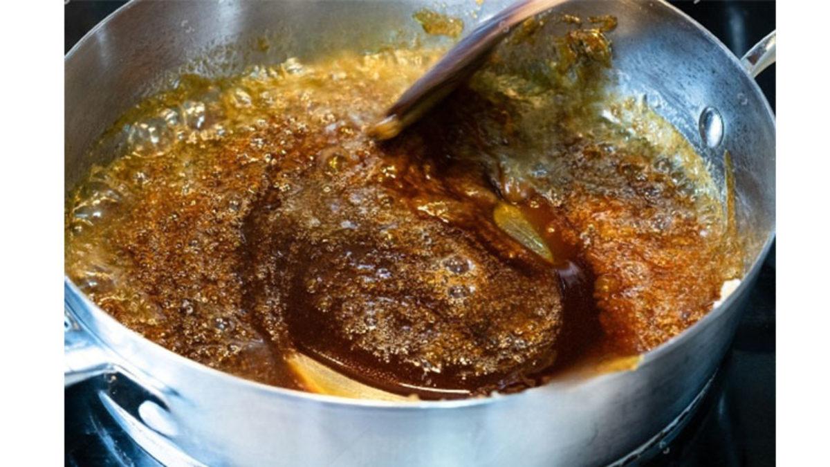 Karamel Yapmak İçin Eritilen Bembeyaz Şeker Nasıl Oluyor da Isıyla Temas Edince Kahverengiye Dönüyor?