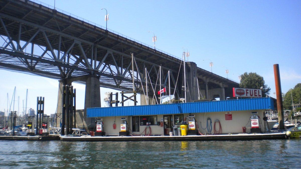 Gemiler Denizin Ortasındayken Bile Nasıl Yakıt Alıyor? Arabalar Gibi Petrol İstasyonları Var mı?