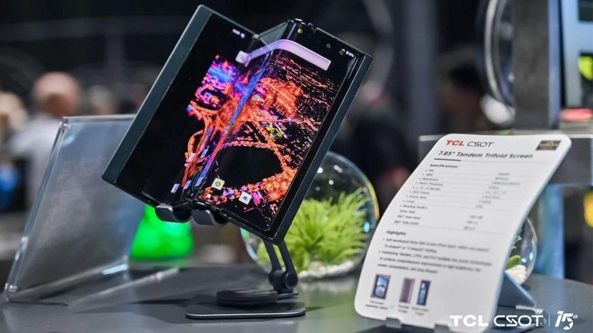 TCL, Kullanma Kılavuzu Gibi Üçe Katlanabilen Akıllı Telefonunu Duyurdu