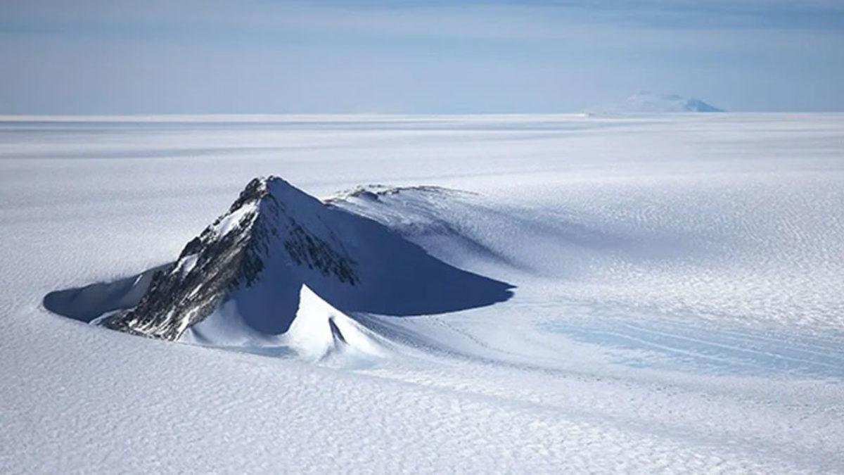 Antarktika’da Bulunan ve Çeşitli Komplo Teorileri Doğuran Bu Gizemli ’Piramit’in Orada İşi Ne? (Hayır, İlluminati’nin İşi Değil)