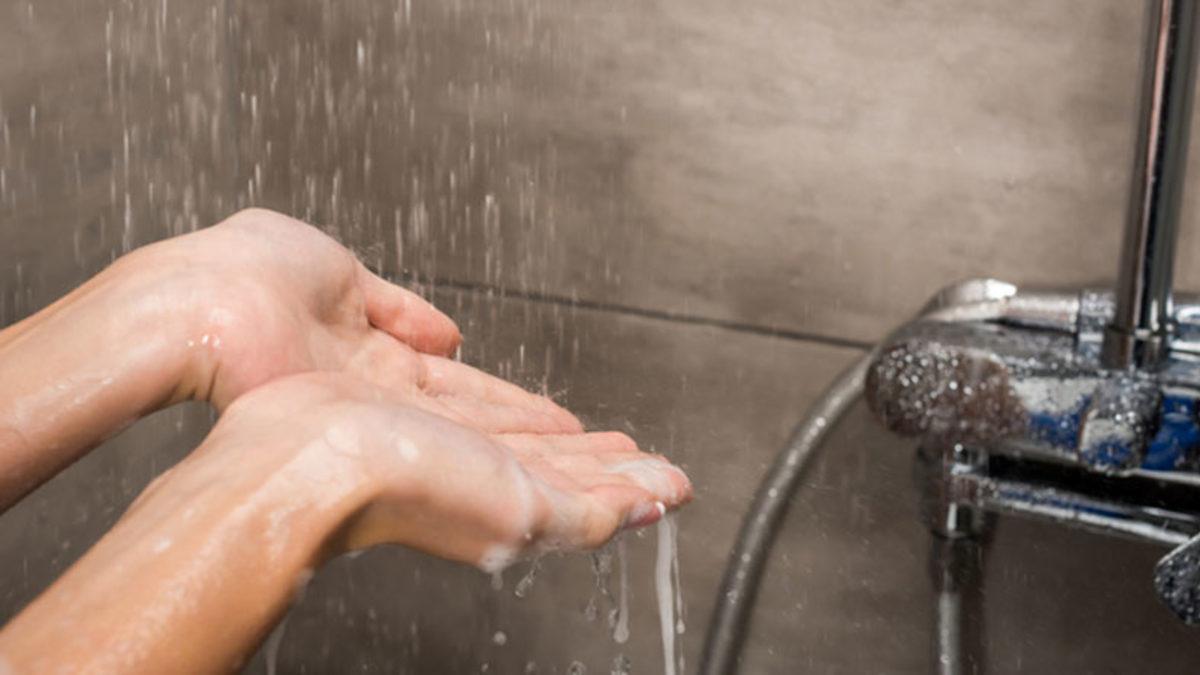 Elimizi Kaynar Bir Suya Değdirip Çekince Yanması Gerektiği Hâlde Neden Soğukluk Hissederiz?