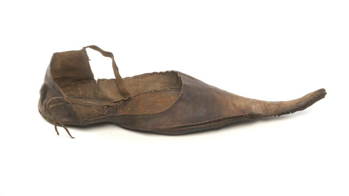 Orta Çağ’da Avrupalılar, Sivri Burun Ayakkabılara Neden Bu Kadar Fazla Düşkündü? Sebeplerini Okuyunca Taşlar Yerine Oturacak!