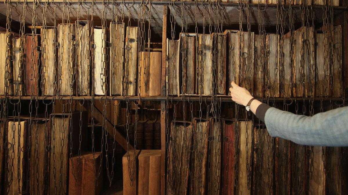 İngiltere’deki Hereford Katedral Kütüphanesinde Bulunan Bu Kitaplar Neden Zincirle Bağlı?