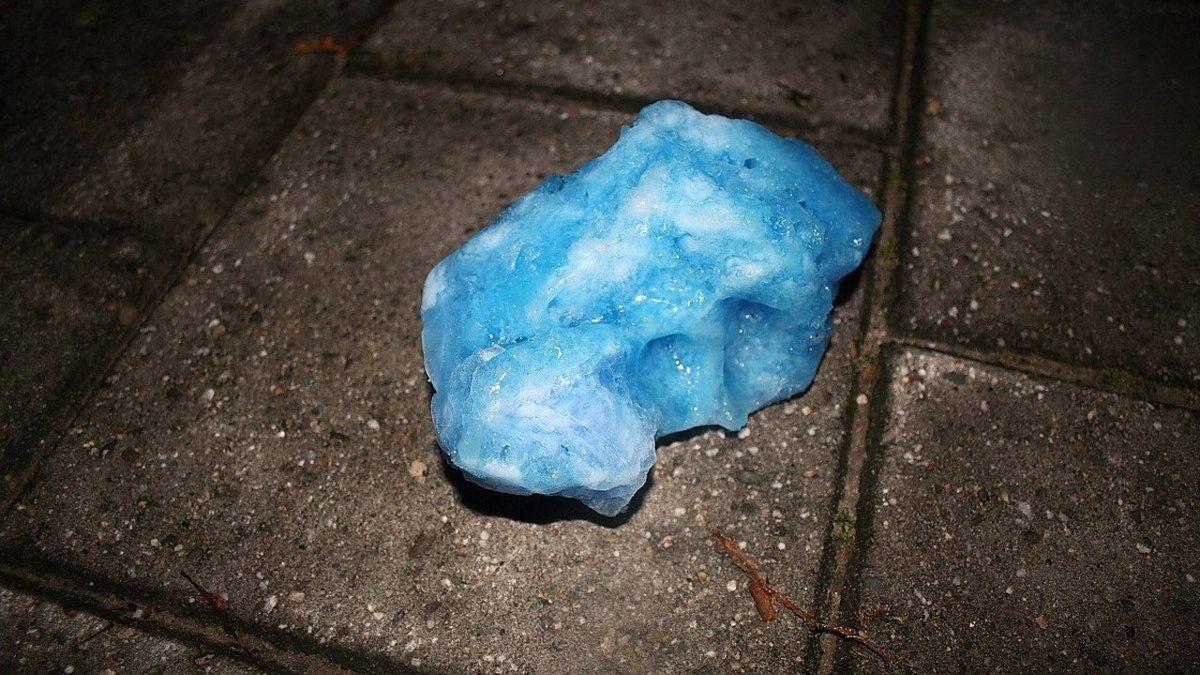 Gökyüzünden Ara Sıra Düşen Bu Mavi Toplar Neyin Nesi? Gök Cismi Değil, Aslında Dışkınız!