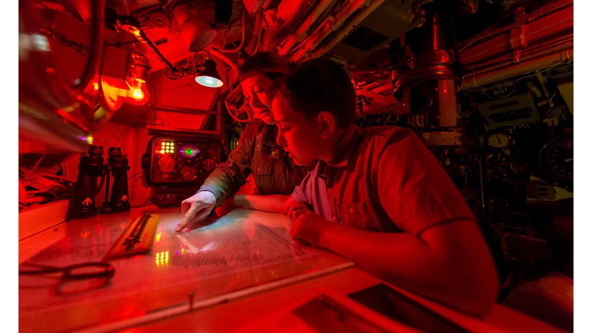 Denizaltıların İçinde Neden Özellikle Işıl Işıl Kırmızı Renk Kullanılıyor?