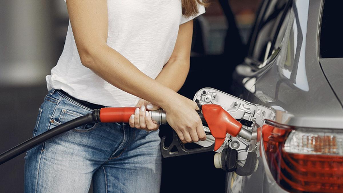 Arabalarda Neden Benzin Kapakları Farklı Yerde? Tek Bir Tarafta Olsa Daha Kullanışlı Olmaz mıydı?