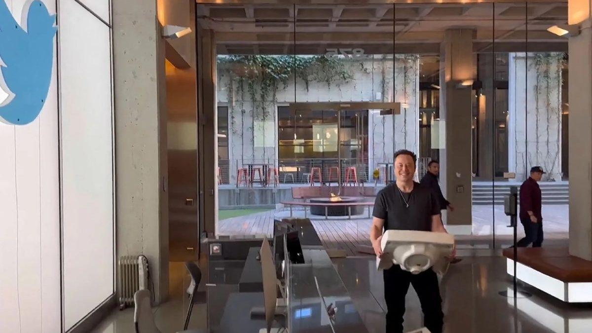 Elon Musk’ın Neden Bir Ofisi Yok? Üstelik Fabrikada Uyuyor!