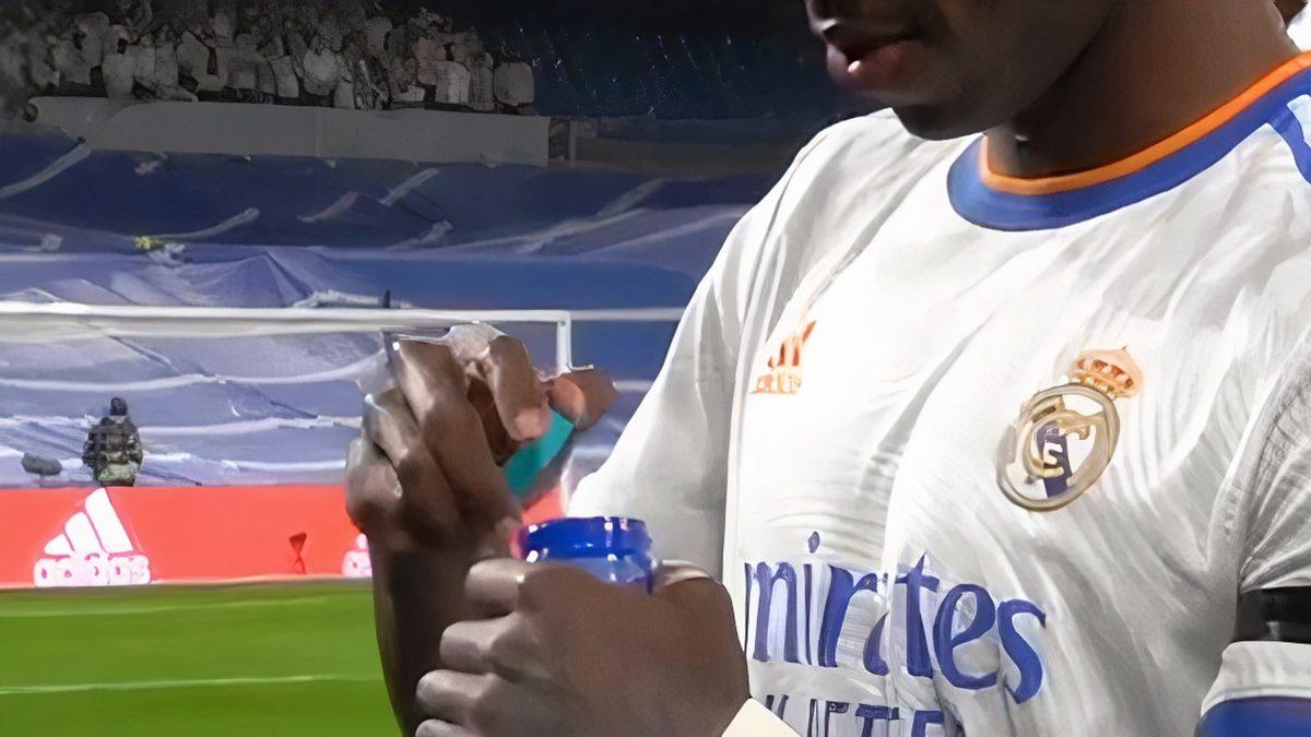 Futbolcuların Göğüslerindeki Bu Tuhaf Jelimsi Şey Neyin Nesi?