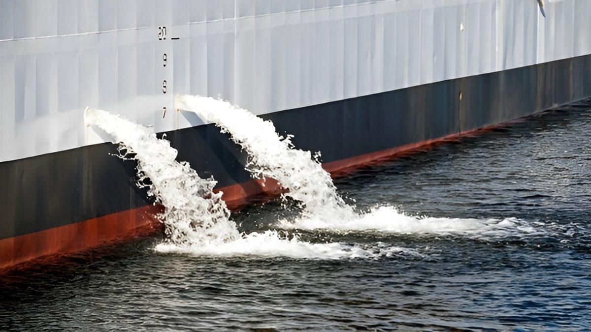 Gemiler Neden Dışarı Su Döküyor? Dökmeseler Güvenlik Tehlikesi Oluşurdu!