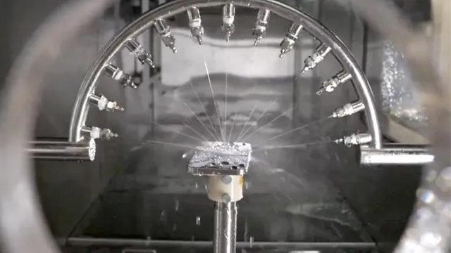 Apple’ın iPhone’lara Yaptığı Üst Düzey Sağlamlık Testleri Açığa Çıktı [Video]