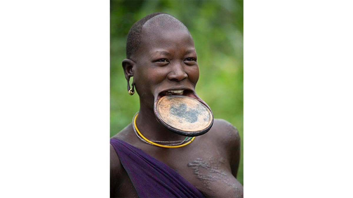 Afrikalı Kadınların Dudaklarına Neden Kocaman Tabaklar Taktığını Öğrenince Geleneklerimize Şükredeceksiniz