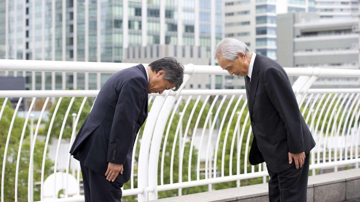 Japonlar, Selamlaşma Sırasında El Sıkışmak veya Sarılmak Yerine Neden Eğilir?