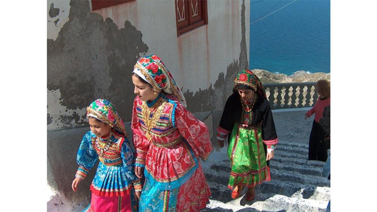 Yunanistan’da Yıllardır Sadece Kadınların Sözünün Geçtiği ve Anaerkil Düzenin Sürdüğü Karpathos Adası (Erkekler Bu Kez Kapatılmış)